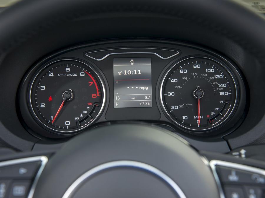 Панель приборов Audi A3 Cabriolet 1.8 TFSI (8V) 2014 года  (UK) (фото 6 из 18)